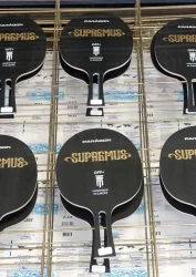 PARAGON - 限定生産の贅沢なハンドメイド卓球ブレード パフォーマンスを超える。PARAGONは、目の肥えたプレーヤーのために、ユニークな限定シリーズの卓球ブレードを作る。手作業で作られるマスターピースは、独占性とステータスを重視する人々のためのものだ。.