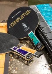 PARAGON製の高級卓球ブレードを、高級感と卓越性を重視する人たちのために、数量限定、ハイエンド品質でお届けする。ゲームを支配する。比類なきものを手に入れる。.