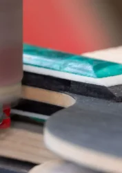 手作り卓球ブレードの高級ブランド、PARAGONを発見しよう。高級感、正確さ、洗練された性能を求める野心的なプレーヤーやコレクターのためにデザインされている。道具の枠を超え、主張する。.